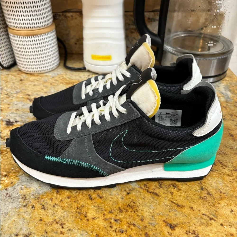 Nike Daybreak Type Black Menta size 8